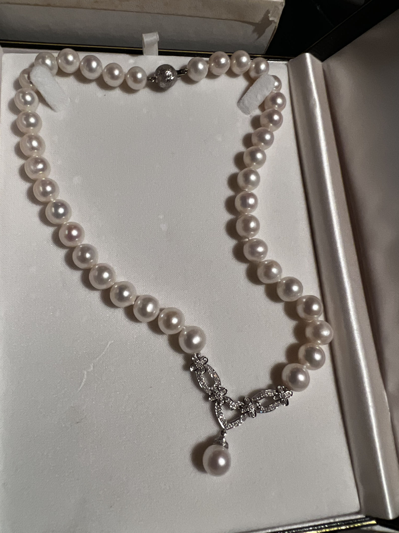14 Karat white gold and diamond 10mm pearl necklace